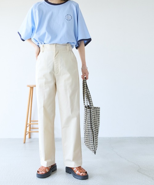 爽やかなカラー使いの「チノパンツ×Tシャツ」コーデ