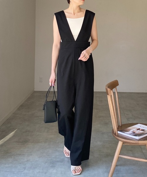 シンプルでかっこいい「オールインワン×モノトーン」コーデ