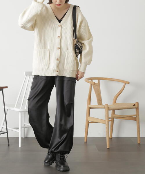 ③サテンパラシュートパンツコーデ